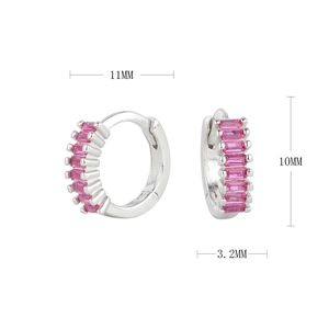 Détail de boucles d'oreilles créoles S925 en argent avec dimensions 11mm et zircons roses