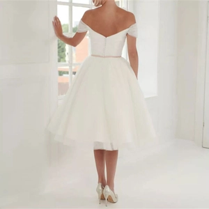 Robe de mariée blanche à épaules dénudées avec ceinture rose et jupe en tulle multicouche
