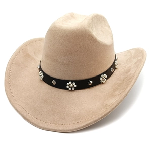 Détail du chapeau de cowboy en daim camel avec ceinture à fleurs de perles et clous