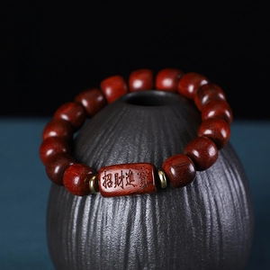 Vue détaillée du bracelet en bois de santal rouge dense avec intercalaires dorés