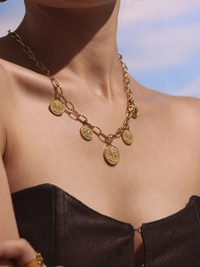 Dettaglio di una collana in acciaio inossidabile placcato oro 18k con cinque ciondoli Elizabeth