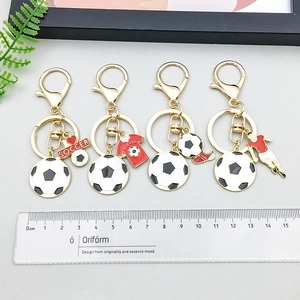 Set portachiavi calcio colorati con ciondoli in smalto e maglia su anello dorato