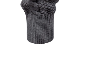 Macro dei dettagli del cardigan in maglia grigio scuro con trama a treccia e polsini