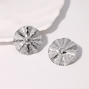 Boucles d'oreilles rondes argentées avec design froissé et placage en or 18 carats
