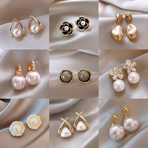 Elegante Kollektion von Perlenblumen-Ohrringen mit Goldakzenten und Emaille-Details