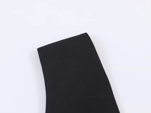 Vue détaillée de la sangle en tissu élastique noir haute densité avec texture de maille fine