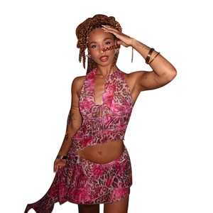 Set due pezzi con stampa leopardata rosa, top a ruches allacciato al collo e minigonna