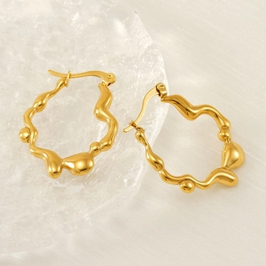 Élégantes boucles d'oreilles ondulées irrégulières en or 18 carats avec effet miroir poli
