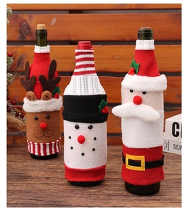 Detailansicht der gestrickten Weihnachts-Weinflaschenhüllen mit Weihnachtsmann und Elch