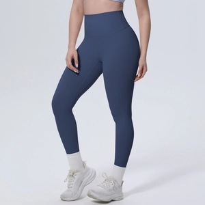 Detail der marineblauen High-Waist-Yogahose mit elastischem Stoff und Bauchkontrolle