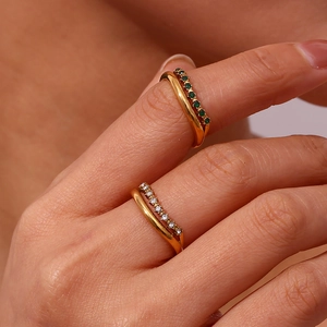 Zweilagige Gold-Edelstahlringe mit grünen und weißen Zirkoniasteinen für Damen