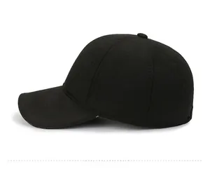 Detailansicht der schwarzen Winter-Basecap aus Wolle mit CHINA-Metallschriftzug