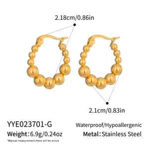 Détails des boucles d'oreilles créoles perlées en acier inoxydable doré et dimensions