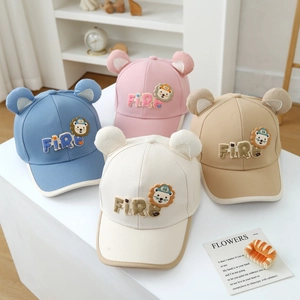 Détail de quatre casquettes de baseball bébé avec oreilles d'ours et lion brodé