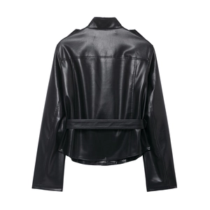 Rückansicht einer schwarzen Kunstlederjacke im Bikerstil mit Gürtel und schmalem Schnitt