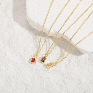 Ensemble de colliers minimalistes avec zircons carrés en rouge, violet et doré brillant
