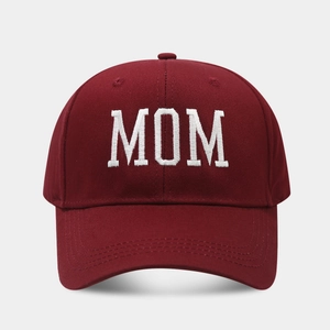 Detalle del bordado blanco MOM en gorra de béisbol de algodón granate con visera curva