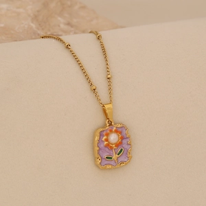 Détail macro d'un pendentif doré rectangulaire avec émail violet et incrustation tournesol