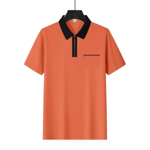 Detail eines orangefarbenen Golf-Poloshirts für Herren mit Reißverschlusskragen und Tasche