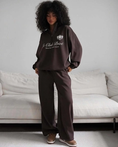 Ensemble sweat à demi-zip et jogging marron foncé porté par un mannequin en intérieur