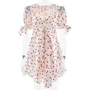 Robe courte blanche à imprimé cerise rouge avec manches bouffantes et nœud au col
