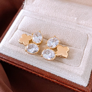Makroaufnahme von 18K vergoldeten Blumensteckern mit Zirkonia in einer Schmuckschatulle