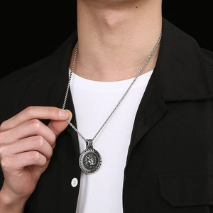 Mannequin masculin portant un collier vintage tête de lion en argent avec chaîne torsadée