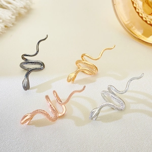 Set di orecchini a serpente in oro, argento e nero con texture a scaglie incise