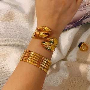 18k gold plated titanium steel jewelry set featuring leaf bangle and layered rings