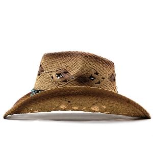 Gros plan d'un chapeau de paille rétro avec tissage ajouré et bande décorée de perles
