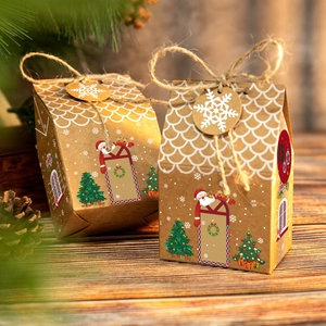 Cajas de regalo de Navidad de papel kraft tipo casa de jengibre con cordel rústico y etiquetas