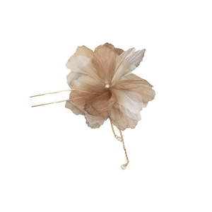 Épingle à cheveux vintage avec fleur en mousseline champagne, perle et pompons dorés