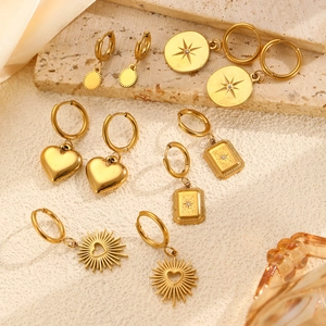 Élégant ensemble de boucles d'oreilles créoles dorées avec breloques cœur et géométrie