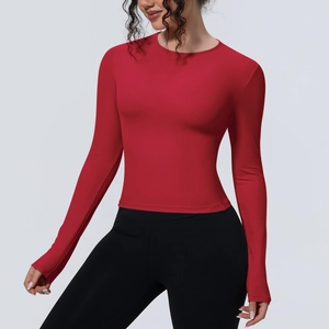 Détail du t-shirt de yoga rouge à manches longues coupe ajustée en tissu respirant