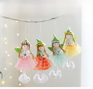 Dettaglio di quattro fate appese con gonne in tulle a quadri e decorazioni a margherita