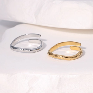 Anelli regolabili martellati irregolari in oro 18k e argento con texture ondulata