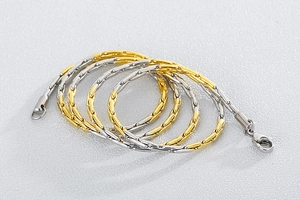 Détail macro de la chaîne en acier inoxydable bicolore or et argent avec fermoir mousqueton