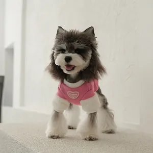 Doux pull en peluche rose et blanc avec broderie de cœur pour petits chiens