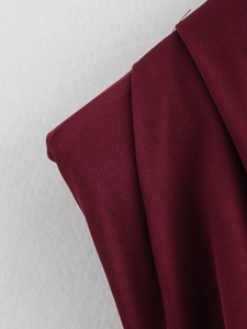 Gros plan du haut sans manches bordeaux montrant la texture du tissu sergé
