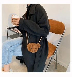 Detail of cute brown teddy bear plush crossbody bag with sherpa texture and rope strap