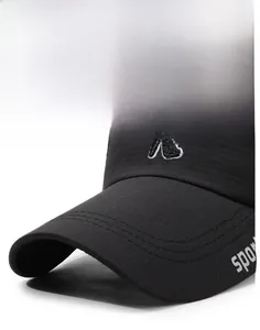 Dettaglio del cappellino sportivo nero con ricamo lettera R e tessuto tecnico a rete
