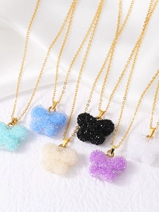 Détails des pendentifs papillons multicolores sur fines chaînes dorées avec paillettes