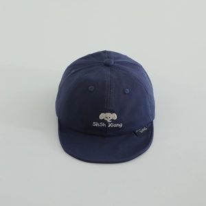 Détail de la casquette bébé bleu marine avec broderie éléphant gris et texture en coton