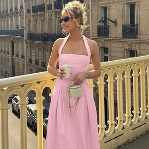 Dettaglio dell'abito rosa all'americana con vita alta ed elegante gonna a pieghe