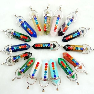 Detailopname van zeshoekige kristallen hangers met 7 gekleurde chakra-steentjes decor