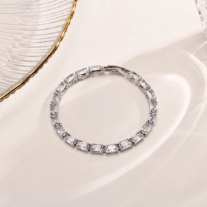 Nahaufnahme des silbernen Tennisarmbands mit Zirkonia-Steinen in einer Keramikschale