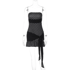Détail d'une robe bustier à pois avec taille nouée et design en patchwork