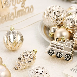 Kit de boules de Noël champagne doré avec ornements texturés sur fausse fourrure blanche