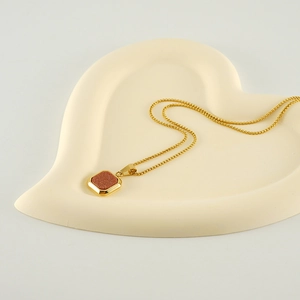 Détail du collier en acier inoxydable plaqué or 18K avec pendentif en pierre dorée