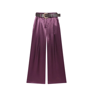 Paarse satijnen wijde broek voor dames met hoge taille en een stijlvolle bruine riem met goud